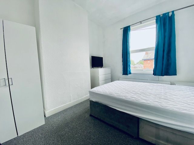 Bright double bedroom at 19 Scarisbrick Street