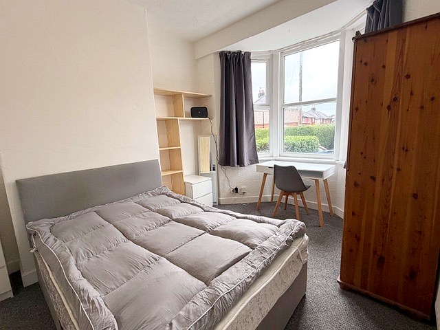 Bright double bedroom at 19 Scarisbrick Street